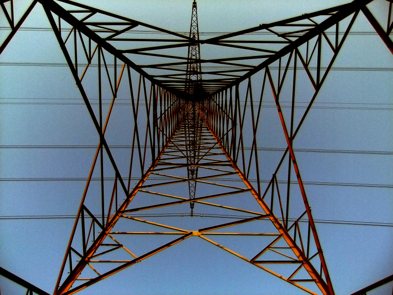Strommast von unten gegen den blauen Himmel
